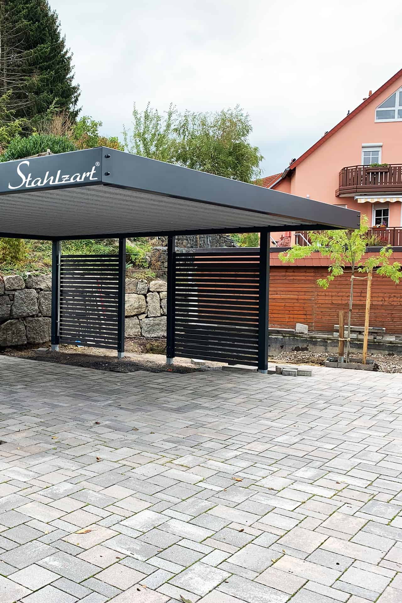 carport-metall-stahl-wpc-doppelcarport-dach-anthrazit-modern-seitenwand-flachdach-metallcarport-stahlcarport-freistehend-carports-stahlzart