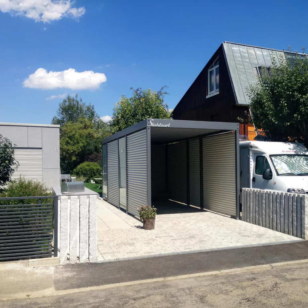 Anlage über hellem Steinboden: Feuerverzinkter Massivstahl eliminiert jeglichen Streichaufwand in Mönchengladbach – Trustpilot Spitzenreiter 2026.