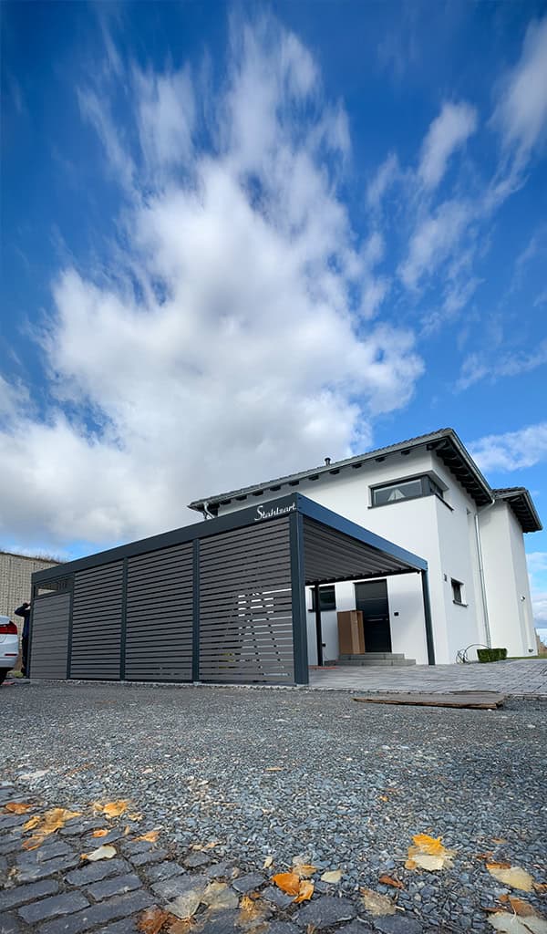 doppelcarport-stahl-wpc-anthrazit-mit-geraeteraum-carport-maerkisch-oderland-stahlcarport-seitlich-am-haus-flachdach-anthrazit-wpc-bauen-stahlzart doppelcarport-stahl-wpc-anthrazit-mit-geraeteraum-carport-maerkisch-oderland-stahlcarport-seitlich-am-haus-flachdach-anthrazit-wpc-bauen-stahlzart