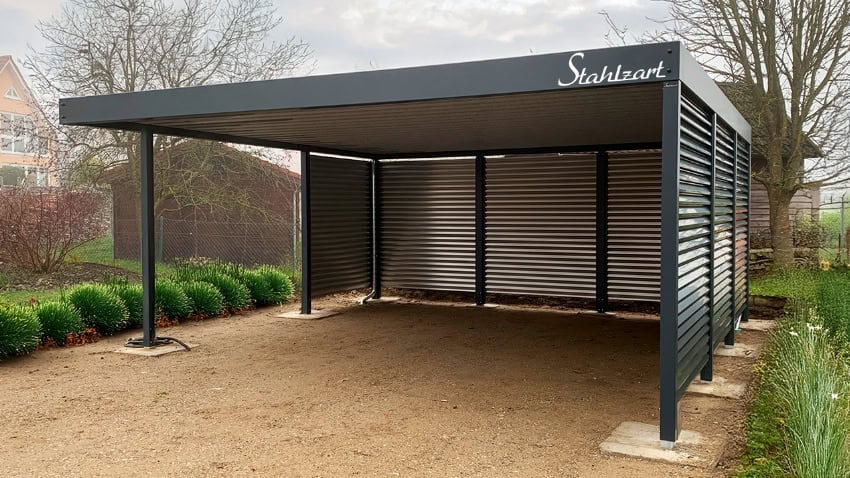 Moderner Doppelcarport aus Stahl mit Blechwelle-Seitenwand und Anthrazit-Flachdach in Riesa