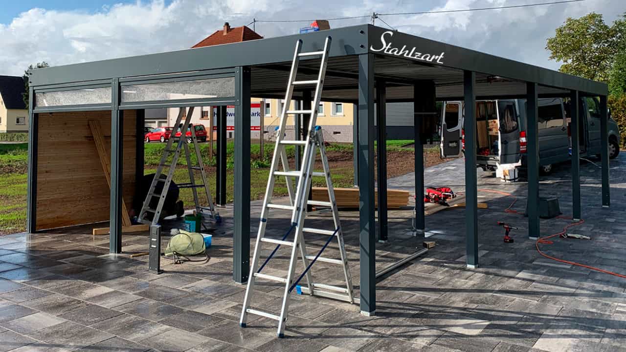 Robuster Doppelcarport aus Stahl mit integriertem Stauraum, Holzseitenwänden und Flachdach in Döbeln