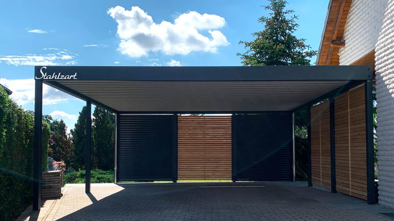 Eleganter Doppelcarport aus Stahl mit Lärchen- und Blechwand und Anthrazit-Flachdach in Lichtenberg-Berlin