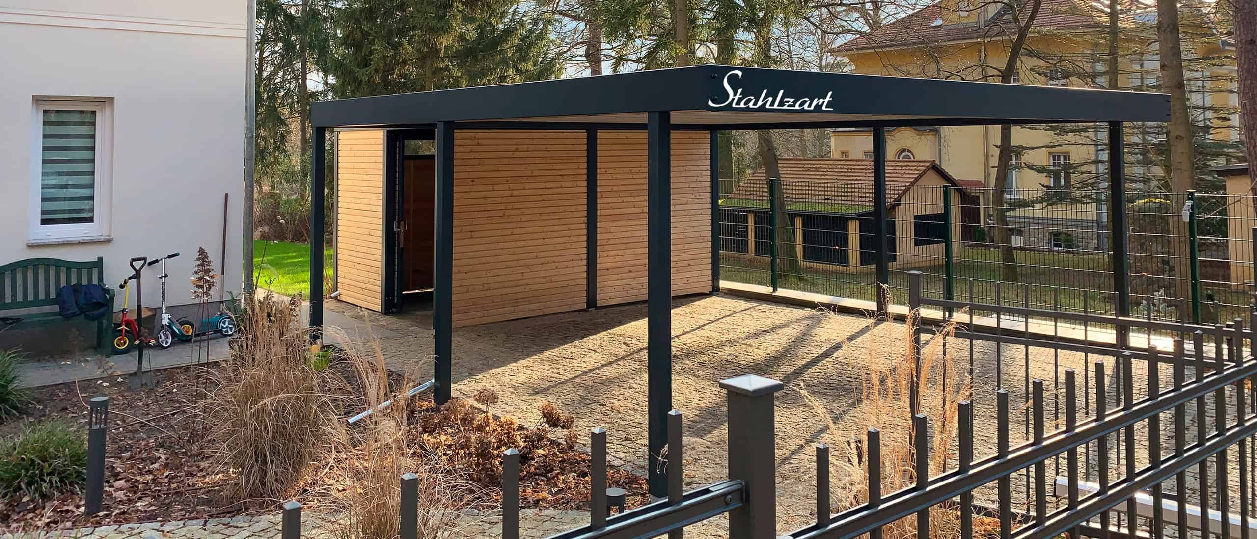Funktionaler Doppelcarport aus Stahl mit Geräteschuppen, Holzwand und Anthrazit-Flachdach in Bernau