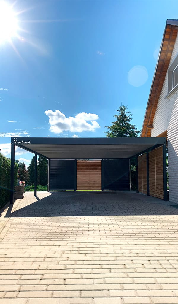 Doppelcarport aus Stahl und Lärche in Lichtenberg-Berlin mit Flachdach