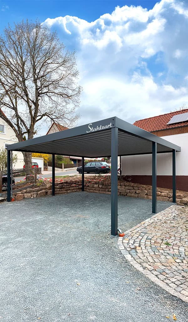 Offener Doppelcarport aus Stahl in Heidenau mit Flachdach