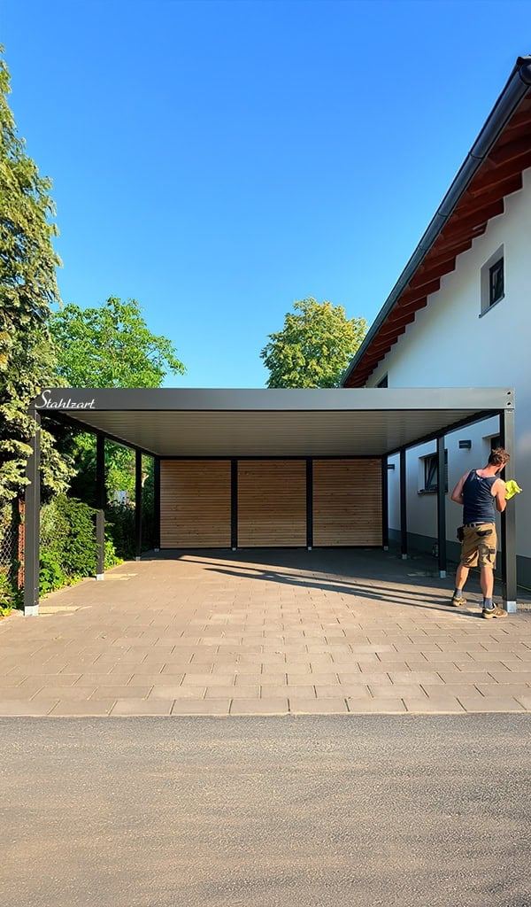 Doppelcarport aus Stahl und Lärche in Marzahn-Hellersdorf mit Flachdach und Abstellraum