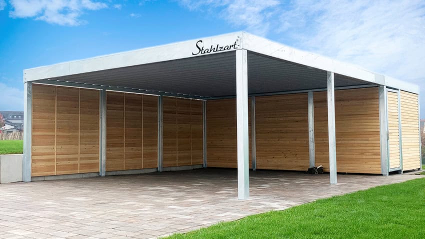 Robuster Doppelcarport aus feuerverzinktem Stahl mit Geräteraum, Lärchenwand und Flachdach in Torgau