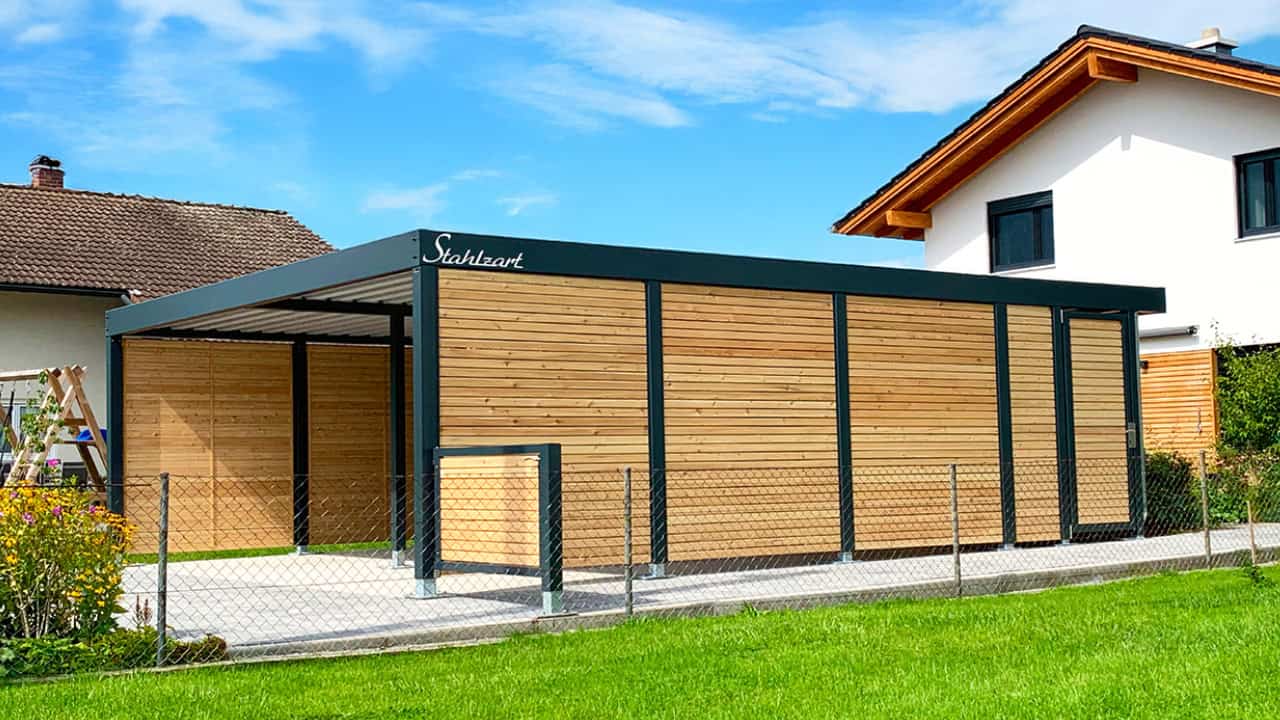Moderner Doppelcarport aus Stahl mit Geräteraum, Lärchenwand, Seitentor und Anthrazit-Flachdach in Gera