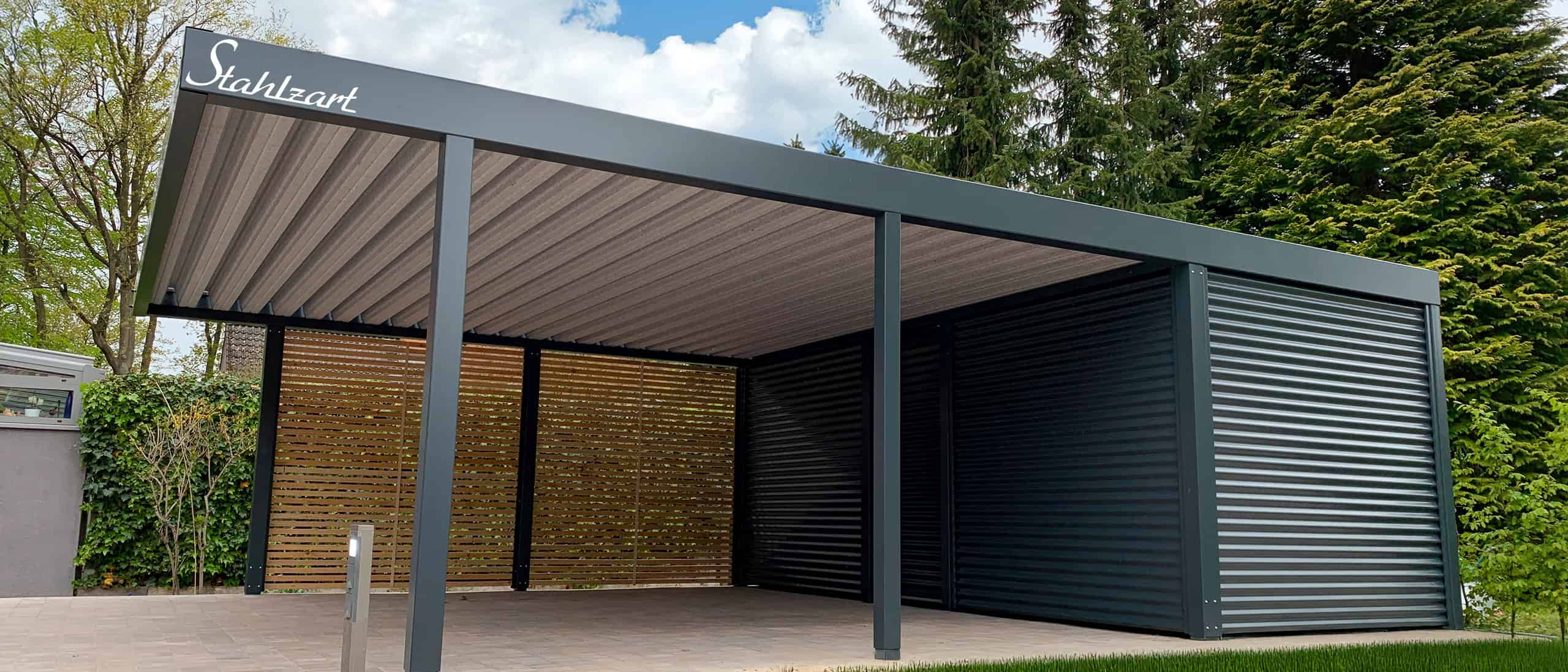 Moderner Doppelcarport aus Stahl mit Geräteraum, Lärchenwand und Anthrazit-Flachdach in Reinickendorf