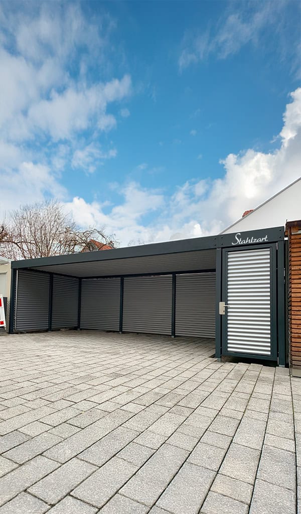 Moderner Reihencarport aus Metall in Eisenach mit Blechwand, Abstellraum und Flachdach