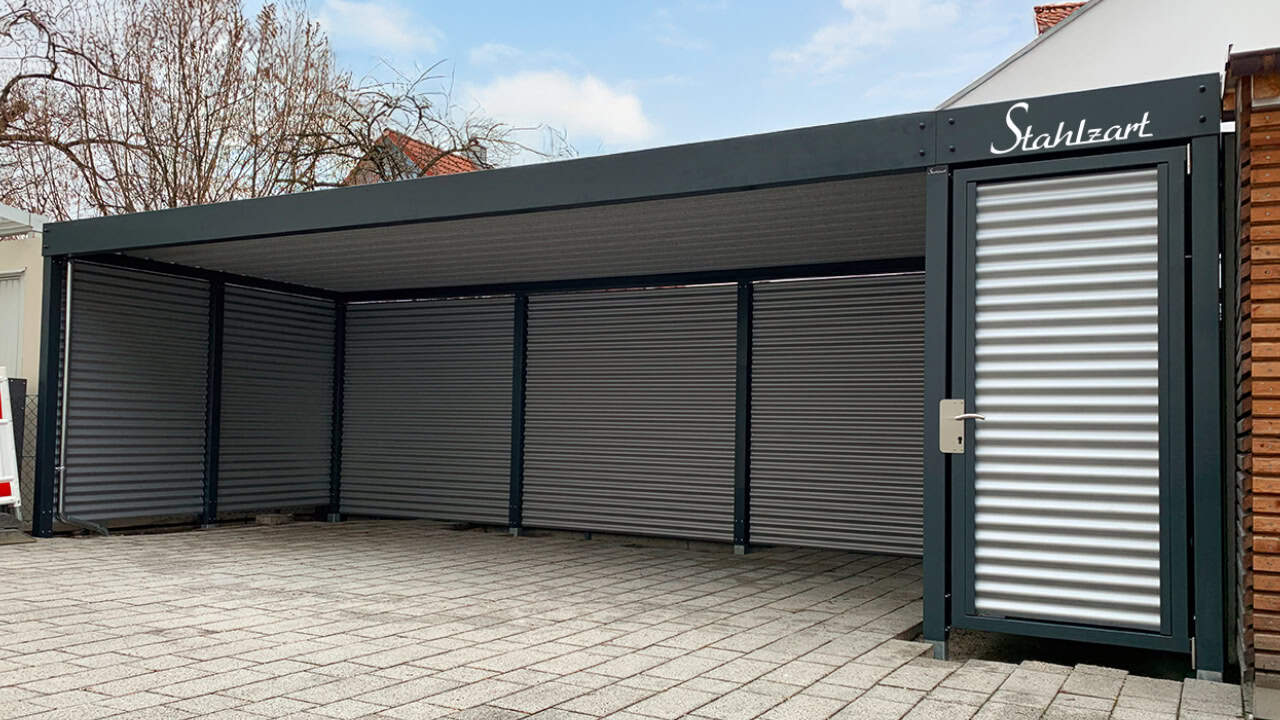 Reihencarport aus verzinktem Stahl in Eisenach mit Stauraum, Drehtür und Anthrazit-Flachdach