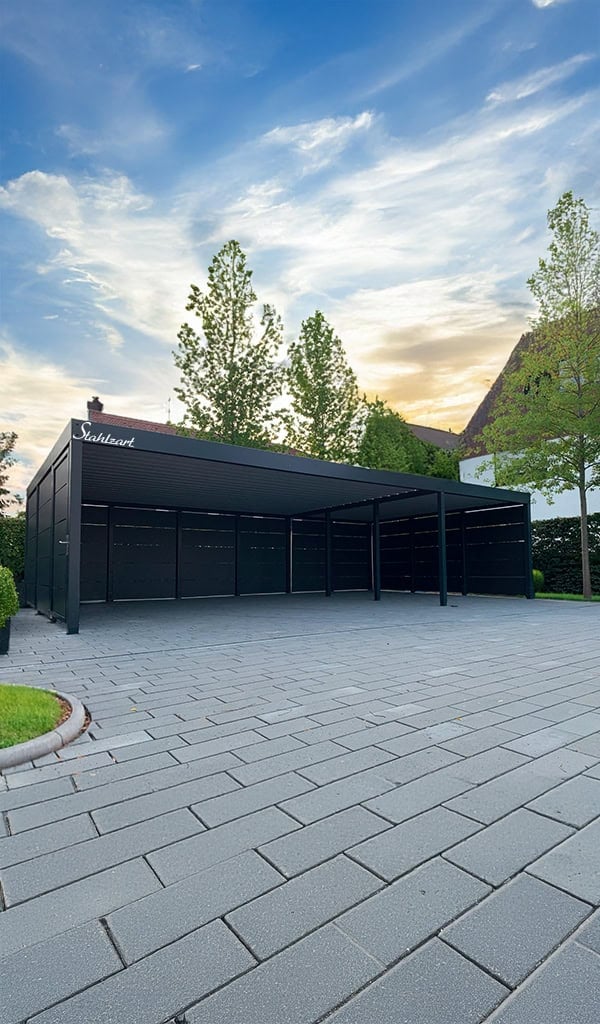 Minimalistischer Reihencarport aus Stahl in Steglitz-Zehlendorf mit Anthrazit-Wand und Flachdach