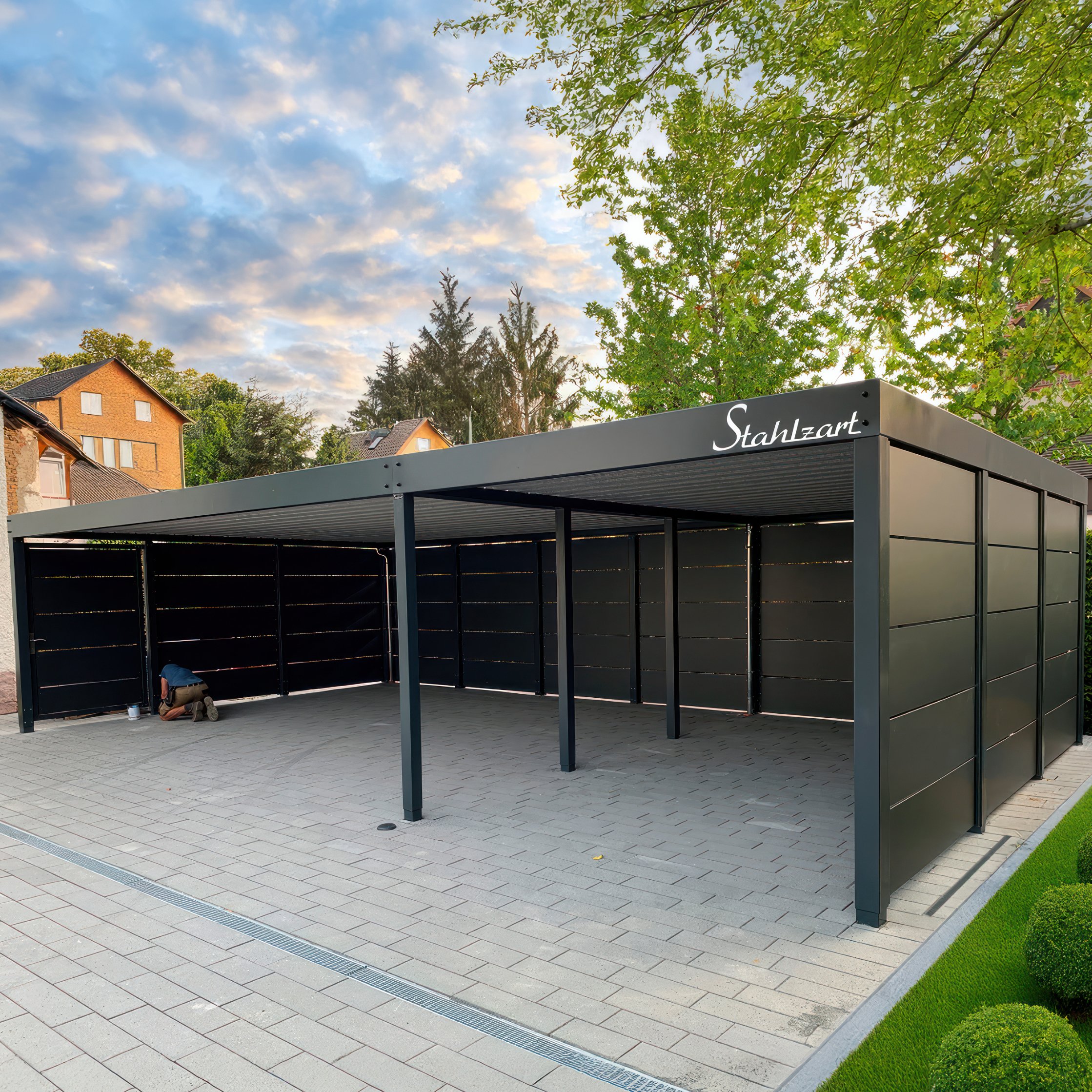 Stahlzart Reihencarport für 3 Fahrzeuge in Anthrazit Moderner 3er-Reihencarport von Stahlzart aus pulverbeschichtetem Stahl in Anthrazit, an drei Seiten mit blickdichten Wänden geschlossen und mit einem Flachdach ausgestattet.